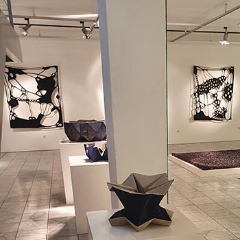 Blick in die Ausstellung mit Arbeiten des Wettbewerbs 2021 in der Handwerksform Hannover