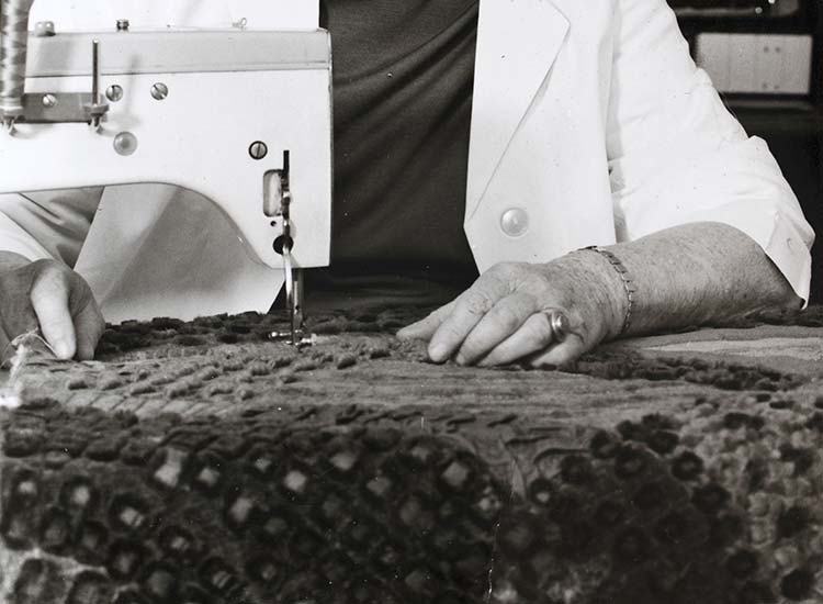 Lotte HofmannLotte Hofmann an der Nähmaschine Lotte Hofmann an der Nähmaschine