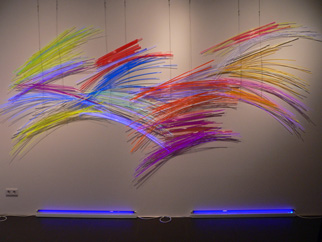 Anka Kröhnke, „Abendhimmel“, 2010, ca. 200 x 480 cm, fluoreszierende Acrylglasstangen Anka Kröhnke,