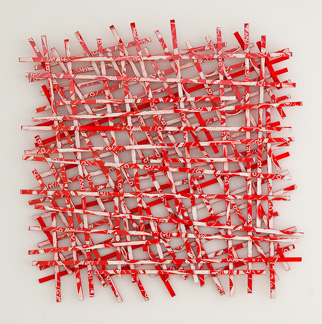 Anka Kröhnke, „Rotes Relief“, 2010, ca. 110 x 110 cm, CDs auf Stapelholz Anka Kröhnke,