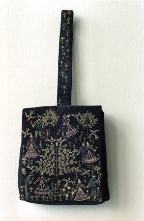 Handtasche, um 1942, Seidenkrepp, Seidenstickerei, 33 x 14 cm © Landesmuseum Württemberg, Stuttgart Handtasche, um 1942, Seidenkrepp, Seidenstickerei, 33 x 14 cm © Landesmuseum Württemberg, Stuttgart