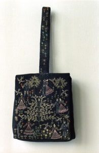 Handtasche, um 1942, Seidenkrepp, Seidenstickerei, 33 x 14 cm © Landesmuseum Württemberg, Stuttgart
